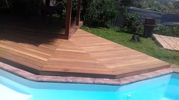 Deck de piscine en bois en chevrons