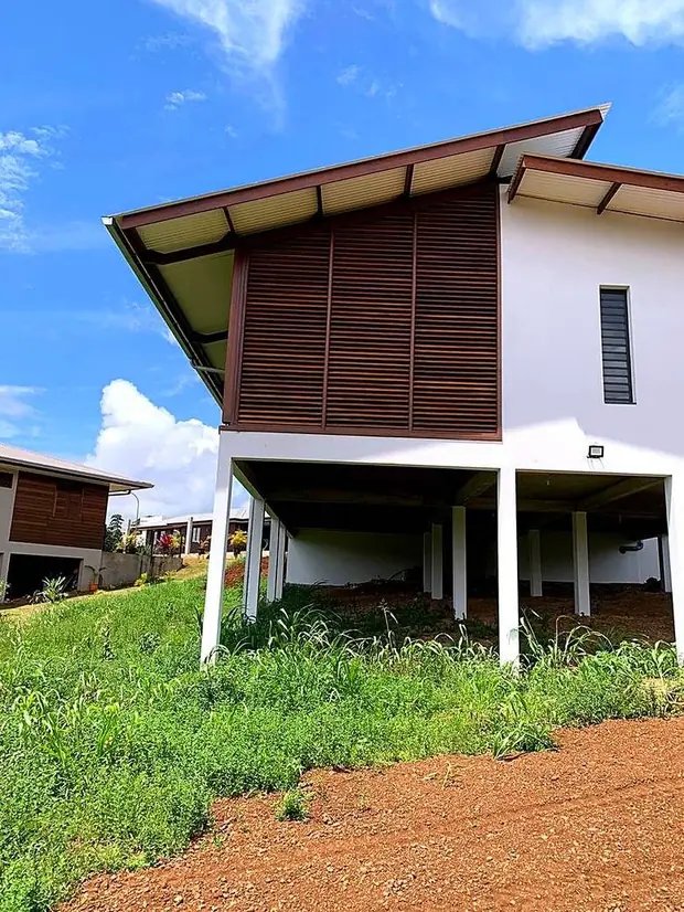 Charpente bois traditionnelle réalisée par SLA en Guyane
